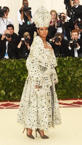 Gaya Seksi Rihanna Tampil ala Paus di Met Gala 2018 Gaya Seksi Rihanna Tampil ala Paus di Met Gala 2018