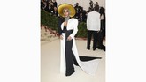 Janelle Monae bekerja sama dengan Marc Jacobs menampilkan gaun dengan dominasi hitam-putih, jubah dan jaket shoulder-pad. Ia melengkapi tampilannya dengan hiasan kepala dan scarf perak yang mencolok. (REUTERS/Carlo Allegri)