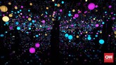 Infinity Mirrored Room yang lebih dulu dipamerkan di Museum MACAN sejak November tahun lalu kembali menjadi suguhan utama pada pameran ini. Pengunjung mengular mengantre itu. (CNN Indonesia/Agniya Khoiri)