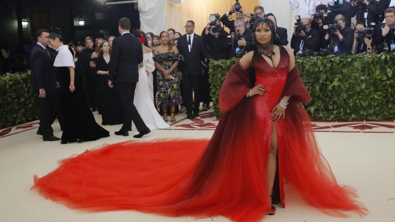 Met Gala, acara amal tahunan bertiket masuk  Rp 420 juta. Tema busana tahun ini 'Heavenly Bodies: Fashion and the Catholic Imagination' dipilih penyelenggara. 