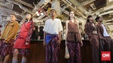 Meski 'Surya' sekilas akan mengingatkan akan koleksi khas Ikat Indonesia, Didiet menuturkan itu tak sepenuhnya serupa. Kata dia, vibe-nya bisa jadi sama, tapi ia menghadirkan sesuatu yang berbeda lewat potongan lebih longgar, dan padupadan lurik dan ikat untuk koleksi kali ini. (CNNIndonesia/Adhi Wicaksono)