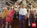 FOTO: Dominasi Warna Cerah di Koleksi 'Surya' Ikat Indonesia