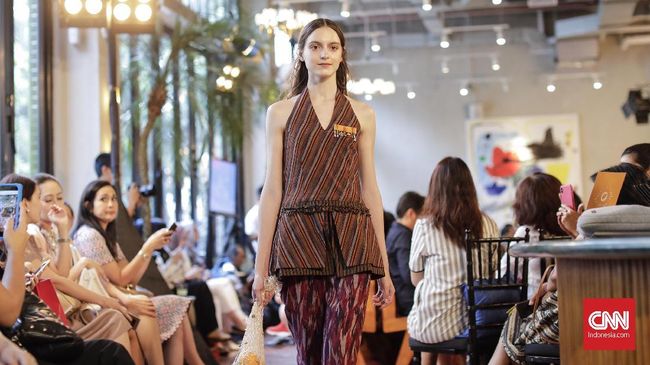 'Surya', Kala Tenun Lurik Bertemu Ikat Indonesia
