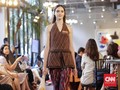 'Surya', Kala Tenun Lurik Bertemu Ikat Indonesia