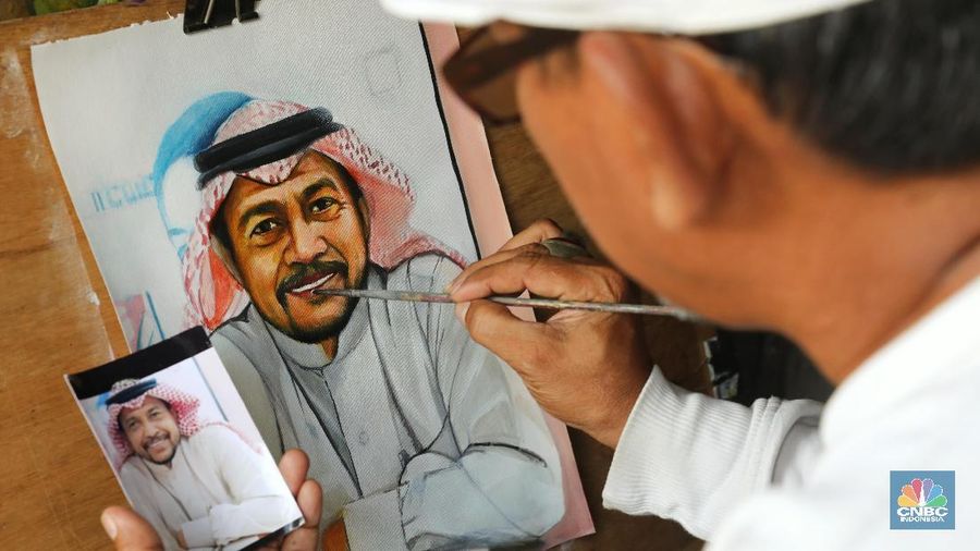 Seni lukis jalanan tidak membuat Seniman di Pasar Baru hilang, mereka masih tetap diminati di tengah perkembangan zaman teknologi.