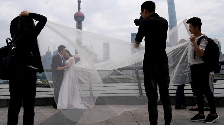 wedding A couple prepares for their wedding photo session on the Bund in Shanghai, China May 8, 2018. Picture taken May 8, 2018. REUTERS/Aly Song