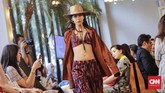 Untuk kali pertamanya, Didiet juga mengeluarkan koleksi pakaian renang, di antaranya model two-piece dan one-piece dengan motif tenun. Menurutnya, bahan yang digunakan tetaplah bahan utama baju renang, dengan di bagian luarnya menggunakan motif tenun. (CNNIndonesia/Adhi Wicaksono)