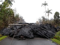 Foto: Lava Erupsi Gunung Kilauea Tutup Jalan di Hawaii