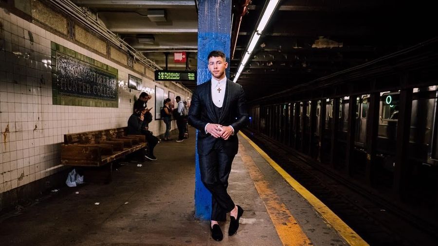 NIck Jonas hanya mengeuarkan dana US$2,75 untuk naik subway ke Met Gala 2018. Adapun pakaiannya pinjaman dari desainer Dolce & Gabbana