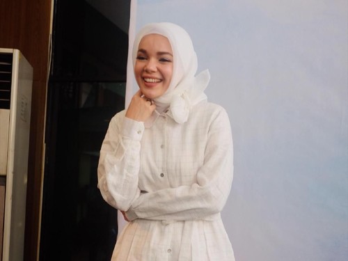 Dewi Sandra Pilih Gaya Less Is More untuk Ramadan Dewi Sandra Pilih Gaya Less Is More untuk Ramadan