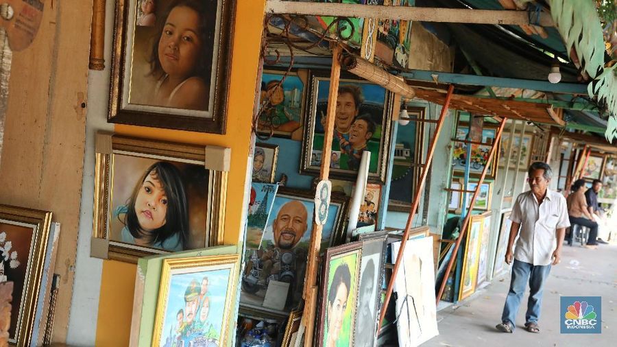 Seni lukis jalanan tidak membuat Seniman di Pasar Baru hilang, mereka masih tetap diminati di tengah perkembangan zaman teknologi.