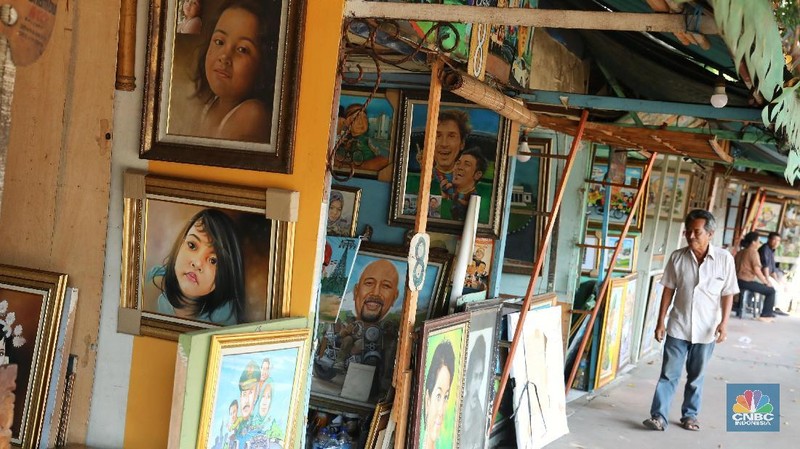 Seni lukis jalanan tidak membuat Seniman di Pasar Baru hilang, mereka masih tetap diminati di tengah perkembangan zaman teknologi.