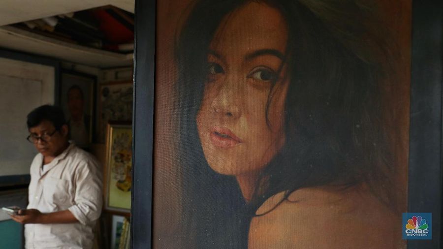 Seni lukis jalanan tidak membuat Seniman di Pasar Baru hilang, mereka masih tetap diminati di tengah perkembangan zaman teknologi.