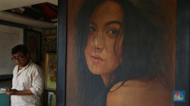 Seni lukis jalanan tidak membuat Seniman di Pasar Baru hilang, mereka masih tetap diminati di tengah perkembangan zaman teknologi.