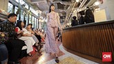 Koleksi Ikat Indonesia kali ini merentang dari potongan loose fit, cropped top, wide pants, high waisted pants, dan camp collar shirt. Potongan yang longgar menjadi salah satu yang dominan. (CNNIndonesia/Adhi Wicaksono)