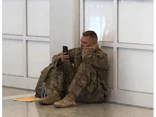 Viral Video Tentara yang Duduk di Lantai Sambil Nangis Melihat Ponsel Viral Video Tentara yang Duduk di Lantai Sambil Nangis Melihat Ponsel