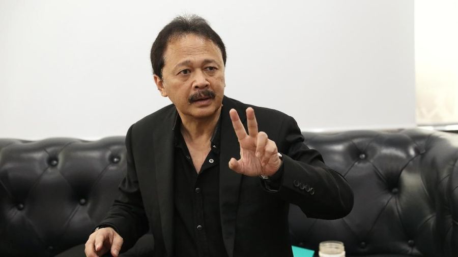 Dia mulai menjabat sebagai direksi perusahaan terhitung sejak berakhirnya masa jabatannya di BEI.