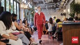 Untuk setiap model busana wanita yang dihadirkan, label yang melekat dengan tenun sebagai bahan utamanya ini juga menghadirkan busana untuk pria, di antaranya seperti jaket dan celana warna senada dengan aksen di bagian tertentu. (CNNIndonesia/Adhi Wicaksono)