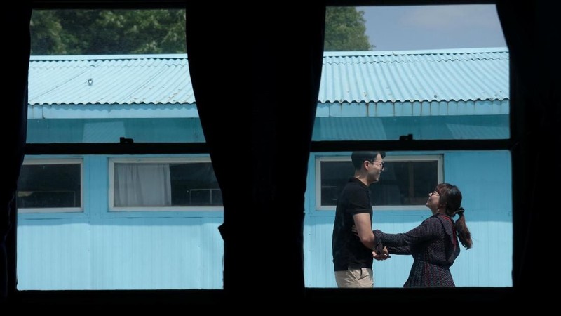 Panmunjom dikenal sebagai kawasan bebas militer (demiliterized zone/ DMZ) bersama seluas 250 km yang membagi semenanjung Korea.