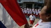 Para pelajar sekolah Lansia di Chiang Rak Noi, Ayutthaya, Thailand, menyanyikan lagu kebangsaan sebelum mengikuti kelas belajar. Biasanya para lansia hidup bersama anak-anak mereka, tapi daya tarik kota besar membuat lansia di pedesaan terancam kesepian. (REUTERS/Athit Perawongmetha)