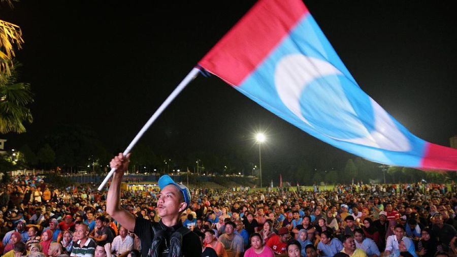 Mahathir Mohamad terpilih sebagai perdana menteri Malaysia setelah mengalahkan petahana Najib Razak