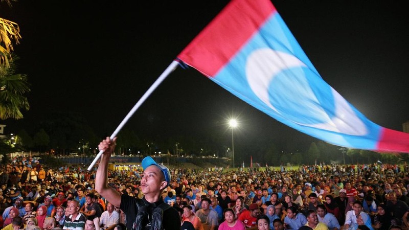 Mahathir Mohamad terpilih sebagai perdana menteri Malaysia setelah mengalahkan petahana Najib Razak