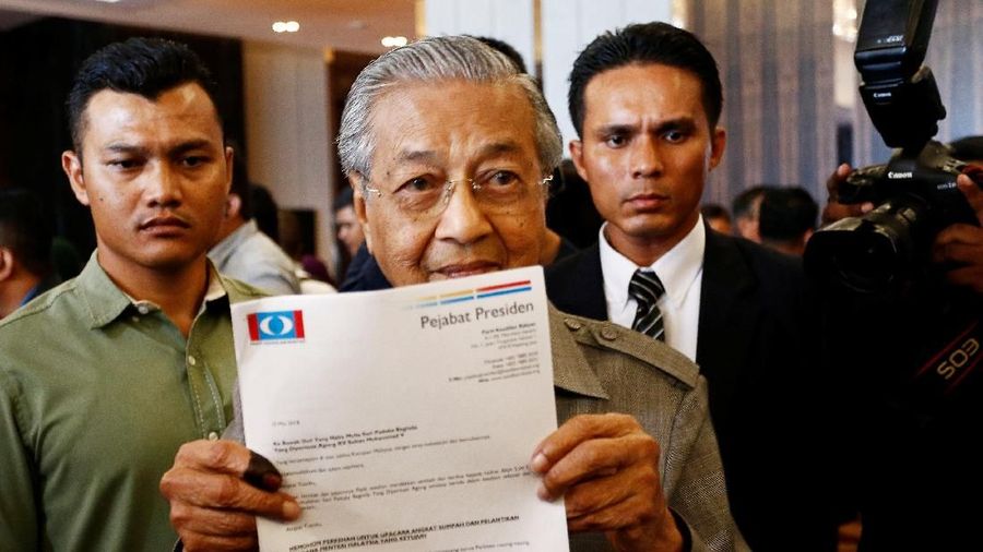 Mahathir Mohamad terpilih sebagai perdana menteri Malaysia setelah mengalahkan petahana Najib Razak