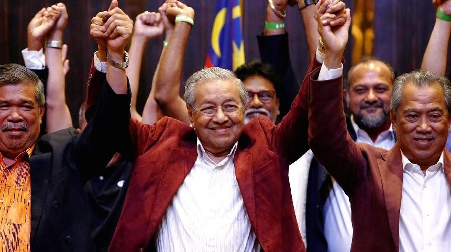 Mahathir Mohamad mengalahkan Najib Razak dalam Pemilu untuk memilih Perdana Menteri Malaysia.
