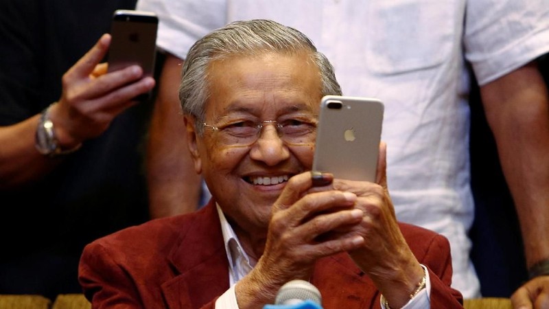 Mahathir Mohamad terpilih sebagai perdana menteri Malaysia setelah mengalahkan petahana Najib Razak