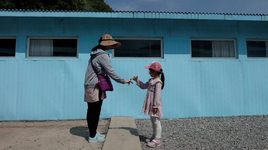 Panmunjom dikenal sebagai kawasan bebas militer (demiliterized zone/ DMZ) bersama seluas 250 km yang membagi semenanjung Korea.