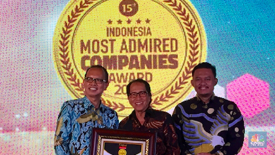 Pengharaan diterima oleh Komisaris Trans Corp Ishadi Soetopo Kartosapoetro 