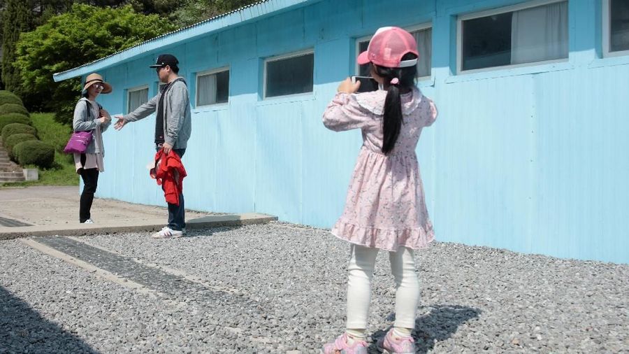 Panmunjom dikenal sebagai kawasan bebas militer (demiliterized zone/ DMZ) bersama seluas 250 km yang membagi semenanjung Korea.
