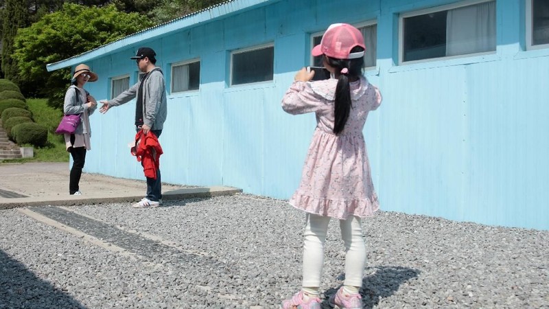 Panmunjom dikenal sebagai kawasan bebas militer (demiliterized zone/ DMZ) bersama seluas 250 km yang membagi semenanjung Korea.