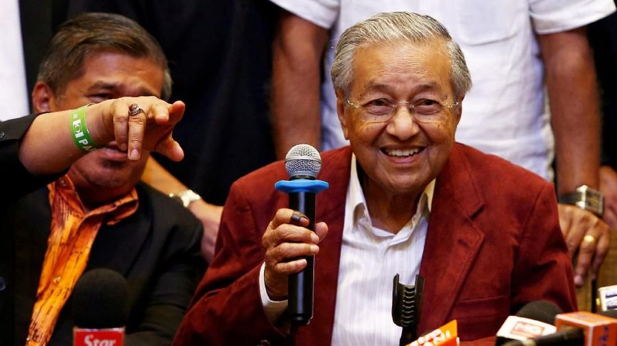 Mahathir Mohamad terpilih sebagai perdana menteri Malaysia setelah mengalahkan petahana Najib Razak