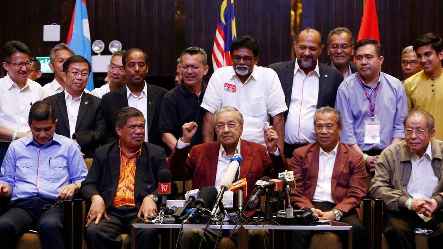 Mahathir Mohamad terpilih sebagai perdana menteri Malaysia setelah mengalahkan petahana Najib Razak