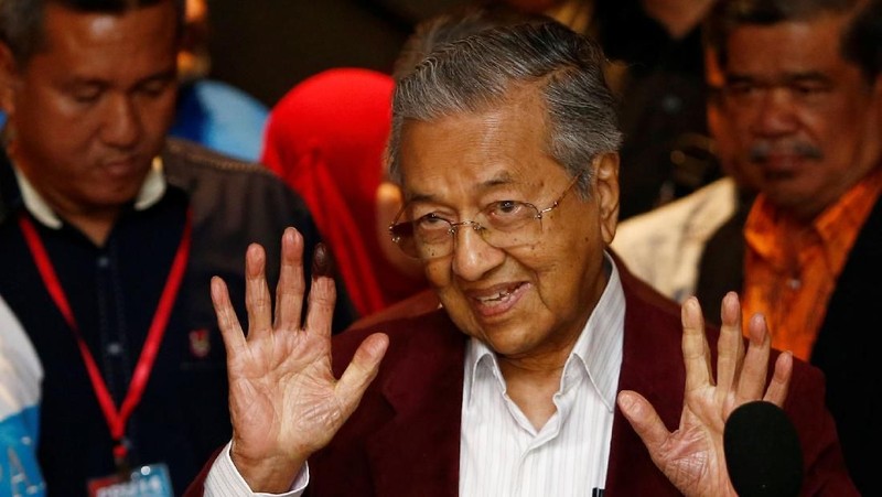Mahathir Mohamad terpilih sebagai perdana menteri Malaysia setelah mengalahkan petahana Najib Razak