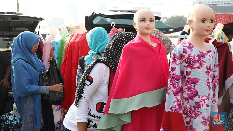 Sejumlah calon pembeli melintas ketika memilih busana muslim yang dijual di Pasar Tasik, Cideng Timur, Jakarta Pusat, Kamis (10/5/2018). Pasar Tasik yang pedagangnya berasal dari Tasikmalaya dan wilayah lain di Jawa Barat tersebut menjual mukena dan busana muslim setiap Senin dan Kamis. (CNBC Indonesia/Andrean Kristianto)