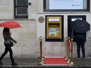 Sadar Nggak? Bank-bank di RI Mulai Kurangi Mesin ATM, Begini Datanya