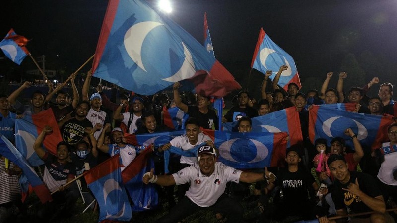 Mahathir Mohamad terpilih sebagai perdana menteri Malaysia setelah mengalahkan petahana Najib Razak