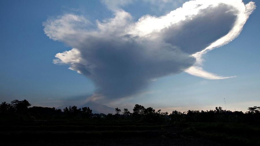 Letusan melontarkan abu vulkanik, pasir dan material piroklatik