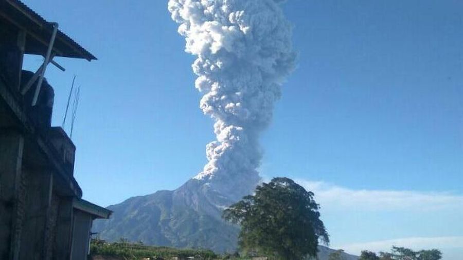 Gunung Merapi meletus pagi ini.