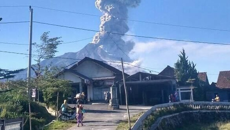 Letusan melontarkan abu vulkanik, pasir dan material piroklatik