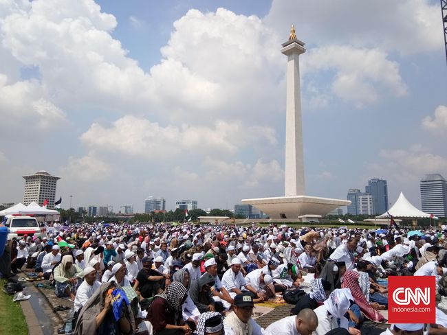 Peserta Aksi 115 Salat Jumat Berjemaah di Monas