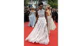 Melewatkan keriuhan Met Gala pekan lalu, aktris Lupita Nyong'O justru hadir membuat kejutan di pemutaran film 'Sorry Angle', di Festival Film Cannes 2018. Mengenakan gaun serba putih Dior Haute Couture dengan aksen di bagian dada membuat tampilannya mengesankan. (REUTERS/Regis Duvignau)