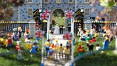 Windsor Castle yang meriah karena pernikahan Harry dan Markle itu bahkan bukan komplek istana sungguhan. Itu hanya replika yang dibuat dari mainan bongkar pasang Lego. (REUTERS/Peter Nicholls)