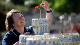 Butuh waktu sekitar 592 jam untuk membangun keseluruhan Lego itu. (REUTERS/Peter Nicholls)