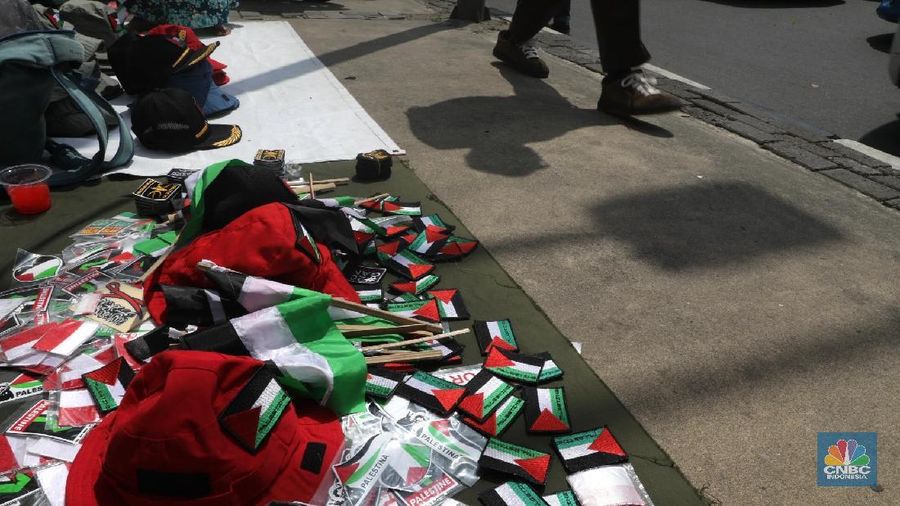 Sejumlah pedagang menjual atribut Palestina di Kawasan Monas, Jakarta, Jumat (11/5). Momen ini membawa berkah tersendiri bagi pedagang Terkait aksi pembebasan Baitul Maqdisatau aksi 115 di Monumen Nasional (Monas) dan Kedutaan Besar (Kedubes) Amerika Serikat. Agus 45 tahun seorang pedagang mengatakan
Harga untuk satu syal Palestina Rp 60 ribu, topi Rp 30 ribu, dan bendera kecil Rp 10 ribu, yang besar Rp 40 ribu. Aksi bela Palestina membuat pihak kepolisian melakukan sejumlah rekayasa lalu lintas (lalin). (CNBC Indonesia/Muhammad Sabki)