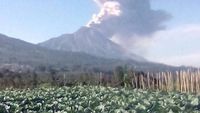 FOTO: Erupsi Merapi Setinggi 5.500 M, Abu Ganggu Penerbangan