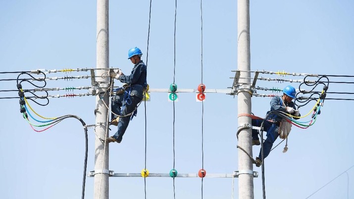 listrik Technicians work on power cables on utility poles in Chuzhou, Anhui province, China May 10, 2018. Picture taken May 10, 2018. REUTERS/Stringer