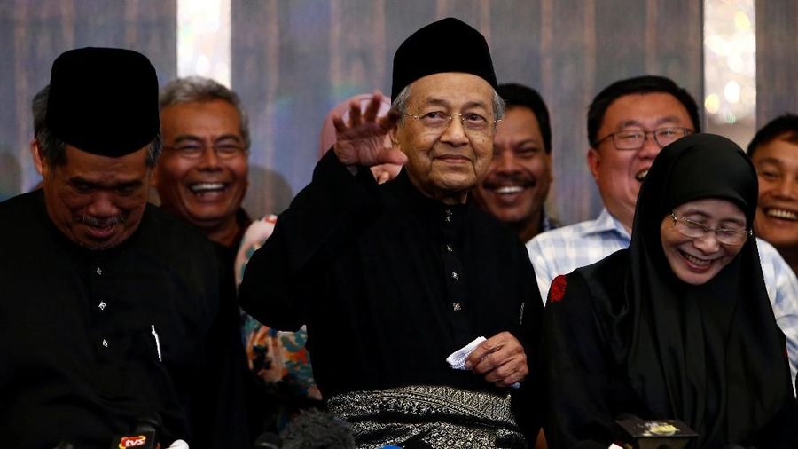Anwar Ibrahim akan segera dibebaskan setelah diampuni, kata Perdana Menteri Malaysia Mahathir Mohamad.